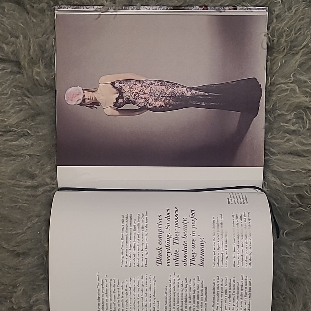 CHANEL COLLECTIONS AND CREATIONS COFFEE TABLE BOOK - Picture 5 of 9